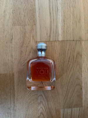 Stronger  With You Intense parfym - Stronger  With You Intense är en parfym i en fyrkantig glasflaska med silverfärgat lock. Doften har en djup bärnstensfärgad vätska och flaskan har en modern, stilren design. Perfekt för dig som gillar intensiva och unika dofter.
