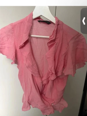 Rosa volang topp - Rosa/flamingofärgad volang topp från Zara. Storlek M.