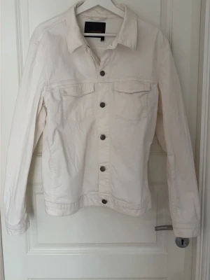 J.LINDBERG overshirt - Säljer en vit/beige overshirt från J.Lindberg i fint skick! Snygg och stilren modell som passar perfekt till vardags. Enligt lappen är det storlek L, men upplevs snarare som en M/S i passformen. Tveka inte att höra av dig vid funderingar!