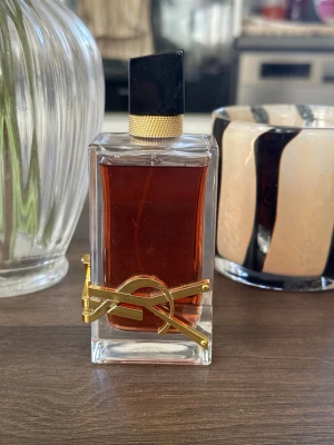 Ysl Libre intense - Tror tyvärr att denna inte är äkta eftersom korken är mycket lättare men den doftar precis som originalet