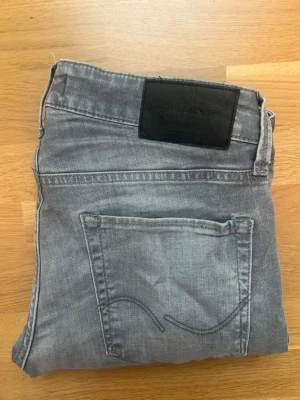 Jack & jones slim fit jeans - Tjena, säljer mina gråa slim fit jeans från jack & jones. Knappt använtit dessa så de är fint skick med en lätt fadad look.