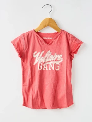 Rosa Voltaire Gang t-shirt Zadig & Voltaire - Snygg rosa t-shirt från Zadig & Voltaire med trycket 'Voltaire Gang' i vitt framtill. T-shirten har korta ärmar, v-ringning och är gjord i mjuk bomull. Perfekt till jeans eller shorts för en avslappnad look.