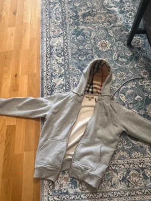 Rutig zip up - Säljer denna rutiga zip upen, inga fläckar eller skador fraktar samma dag!