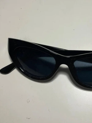 Svarta cat eye solglasögon - Snygga lite vintage solglasögon köpta på 50-talsbutik i Köpenhamn men aldrig använda! 