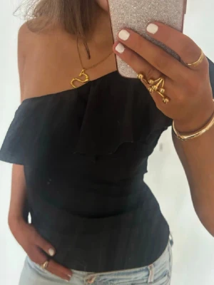 One shoulder svart volangtopp  - Såå fin one shoulder svart volangtopp! Jag är 168 och det är mina bilder, köp via köp nu direkt eller Swish, kvar tills markerad som såld 💖 
