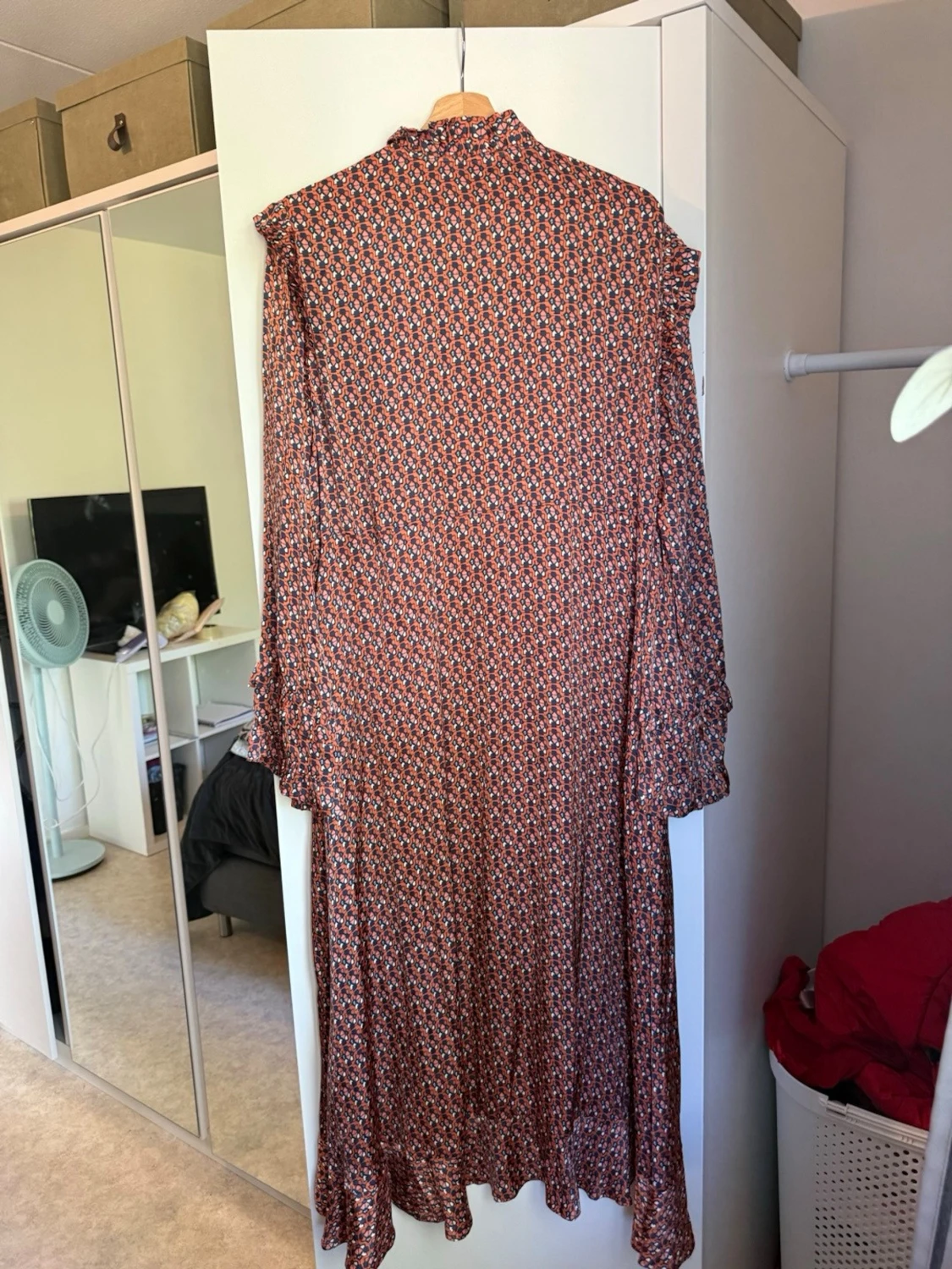 Mönstrad långklänning med volang - 4