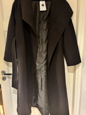 Gina tricot Kappa - Helt ny, säljer då jag inte tyckte jag passade i lång kappa. Heter High neck coat på Ginas hemsida om man vill se bilder på. 🩷