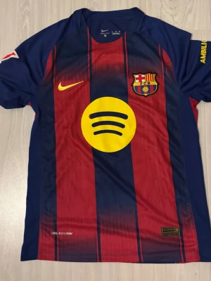 FC Barcelona fotbollströja - Säljer  FC Barcelona matchtröja med Raphinha och nummer 11 på ryggen. Den är storlek S och har aldrig använts, då jag ej gillar den. 