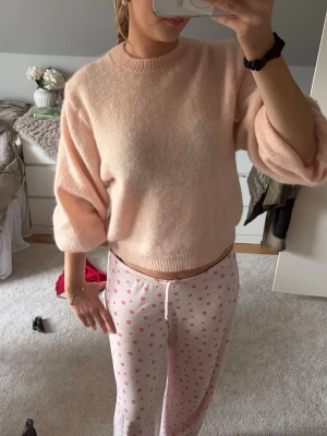 Supermysig stickad tröja!! - 60% Återvunnnen polyester, 20% Ull, 15% Mohair, 5% Elastan