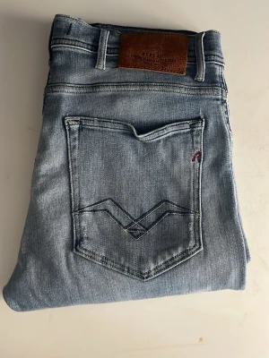 Replay jeans  - Snygga ljusblåa replay jondrill jeans med fejkhål och slitningar. Midja 39cm. Längd 107cm. Jag har tyvärr ingen bild när jag bär jeanen på. För bättre inblick i passformen rekommenderar jag att googla på modellnamnet. För storleksguide kolla måtten noggrant då jeansen alltid kan vara uppsydda heller krympta och jag ej tar emot returer :) (r24)