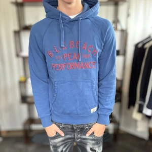 Hoodie - Mycket fint skick, inga defekter. Modellen är 185 cm, 75 kg. Alltid billigare pris vid köp av flera varor‼️🙌Svarar alltid på frågor eller funderingar! 