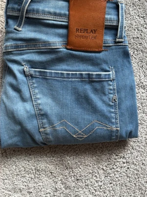 Replay Anbass Jeans - Tjena säljer ett par jeans från Replay i modellen Anbass, storlek W30. Dessvärre har replay lappen blivit skadad men i övrigt är jeansen i fint skick.