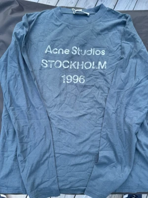 Acne studios tröja  -  Acne Studios långärmad tröja i blå färg i storlek S
