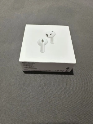 Apple AirPods 4 ANC trådlösa hörlurar - Säljer ett par Apple AirPods 4 ANC i originalförpackning. Hörlurarna är vita, trådlösa och har en stilren, minimalistisk design. Perfekta för musik, samtal och gaming. Materialet är plast och de har aktiv brusreducering för bättre ljudupplevelse.   Öppen för bud