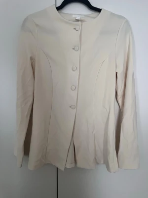 H&M - blazer - Crémefärgad kavaj från H&M i storlek s. Helt ny och oanvänd 