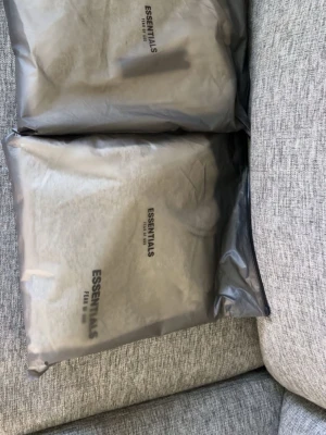 Grå mjukisbyxor från Essentials - Helt nya använda en gång väldigt bra Skcika hoodie kommer också med!