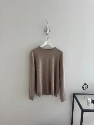Ny stickad Kashmir tröja Samsoe Samsoe - Otrolig stickad tröja till herr från Samsoe Samsoe i nyskick. Blandning av kashmir, nylon och ull. Inga defekter. Inte nopprig. Endast använd 1 gång. Nypris var 1700kr.