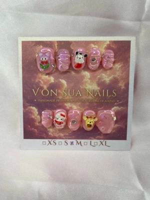 Pinkmas (M);ExtraShortOval  - Unika handgjorda press-on naglar i rosa med 3D-sanrio figurer. Naglarna har glittriga detaljer och 3D swirl-mönster för en lekfull och trendig look. Perfekt för dig som vill sticka ut med färgglada och kreativa naglar.M: 16 mm, 12 mm, 12,5 mm, 11,5 mm, 10 mm