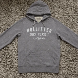 Hollister Hoodie ~ Vintage - Säljer denna riktigt stilrena hollister hoodien i mycket fint skick!🌟Strl L /// Hör gärna av er om ni har funderingar!👏