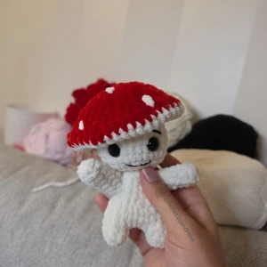 Virkad Popup svamp  - 🍄 Handvirkad svamp i mjukt plushgarn. Perfekt som present eller mysig inredningsdetalj. Handgjord med kärlek! ❤️ OBS! Rekomenderas ej till barn under 3 år på grund av säkerhets ögon. 