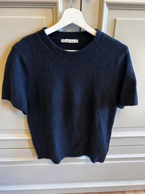Classic Abercrombie & Fitch black knitted short-sleeve sweater 😍 - Classic Abercrombie & Fitch black knitted short-sleeve sweater. 😍 The short sleeves and simple crew neck give it an effortlessly chic look, perfect on its own or layered under a blazer or jacket.