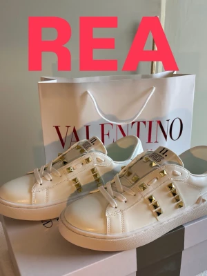 Valentino sneakers REA!!! - Endast 999 Tom 30/8. Säljer valentino garavani skor, rockstud 11 med guld färgade nitar. Väldigt fina och passar till de mesta, sommar skor som passar perfekt nu till sommaren, allt medföljer som på bild. Box och påse. Va snabb me beställningar, alla storlekar finns inne, för frågar är det bara att höra av sig🥰