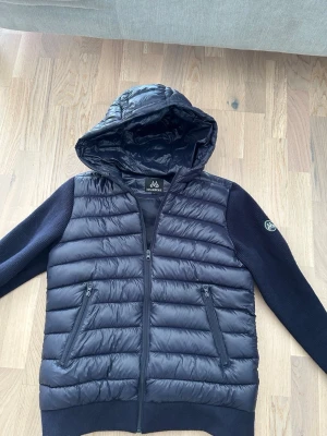 Maggiore cardigan  - Tja, säljer denna feta cardigan för ett bra pris. Storlek L (170-176) bra skick. 