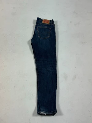 Levi 501 - Snygga mörkblå jeans med rak passform och klassisk femficksdesign. Levi 501 storlek 32/32