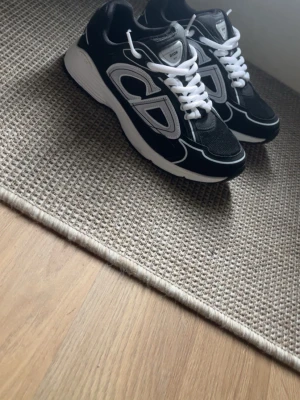 Svarta Bior sneakers med vita detaljer - Helt nya, aldrig använda ute. Box följs med men har en liten skada.