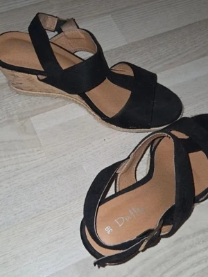 Svarta kilklackssandaler med remmar - Duffy.