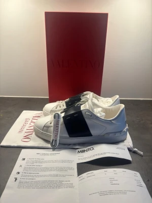 Valentino Opens | 42 - Säljer dessa otroligt fräscha opens i size 42, allt og tillkommer, Dustbag, box snören kvitto. Jättefint skick, små defekter på undersulan, samt smått smått på tårna. Äkta.