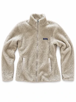 Patagonia Teddy Fleece Jacket Beige – Dam S - Superfin Patagonia teddy fleece i beige/off-white, dam S. Fluffig pile-fleece med full zip, hög krage, två fickor och klassisk Patagonia-logga på bröstet. 100% polyester enligt etiketten. Väldigt snygg passform och perfekt till höst/vår eller som varm layering. Eftertraktad beige Patagonia-look som passar perfekt till laidback/outdoor-stil. Bra begagnat skick enligt bilder. Mått skickas gärna. Bud välkomnas 📦