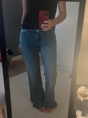 Lowwaist heans - Låga jeans från Zara som är lite avklippa (jag är 170cm på bilderna), så snygga men används ej