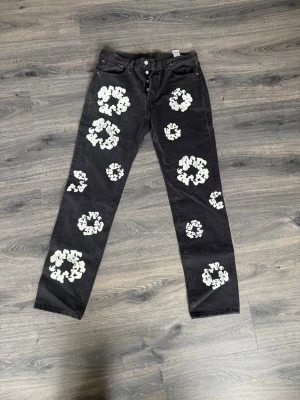Denim tears Jeans - Säljer mina denimtears jeans har aldrig använt dom pga att de inte passar mig storlek 34x34