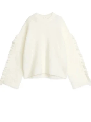 Arket mohair tröja - Säljer en vit oversized stickad mohair tröja med volanger på armarna. Mycket bra skick! Skriv för fler bilder