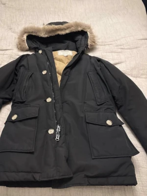 Woolrich Arctic Parka S Black - Säljes pga att jag gått upp i vikt. Mycket fin jacka, grym och stilren både med kostym såväl som vardaglig outfit. Skriv vid frågor. Bara insidan som ser ut och vara i använt skick, utanpå ser den som ny ut