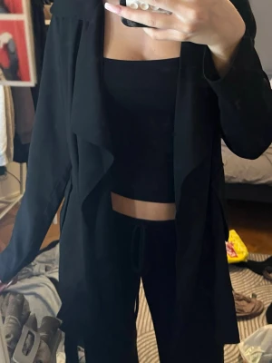 Svart trenchcoat med skärp