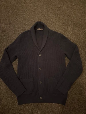 Stickad cardigan  - Riktigt schysst cardigan ifrån Dressman! Använd fåtal gånger så gott som ny i skicket🙂 Storlek S, Modellen är 180cm! Tveka inte på höra av er vid några frågor🌟