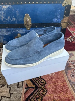 Italienska mocka loafers - Loafers likt summer walks från Loro piana, storlek 45