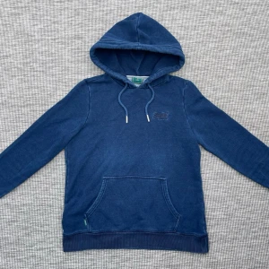 Superdry hoodie - Säljer denna riktigt feta superdry hoodien!🙌 Storlek: EU 40 - Sitter som en XS/S🤩 Skick: 8.5/10🌟 Hör gärna av er vid frågor eller funderingar!🤗