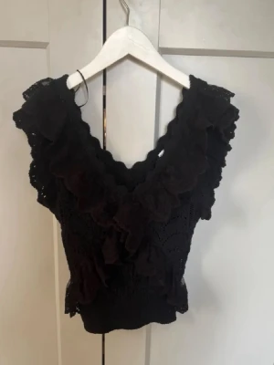 Zara volang top - Köpt på plick men inte kommit till användning på lång tid nu därför säljer jag den, (inte mina bilder dock🩷) lappen var inte kvar i tröjan när den köptes så är lite osäker men har för mig att det var i storlek S!
