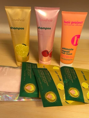 Hårvårdspaket med schampo & hårmask - Säljer ett kit med två schampo från lovehair i guld och rosa tub samt en orange ultimate repair hair mask från hair project. Flera förpackningar med hårmask och rengöringshandduk för ansiktet.