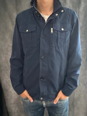 J.lindeberg field jacket bailey - Mycket fint skick | Size M (modellen är 188 cm 74 kg) | fraktar spårbart inom 24 timmar | för att köpa klicka ”köp nu” | vid frågor eller funderingar skriv ett meddelande | följare får bättre rabatter🙌