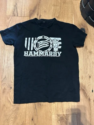 Hammarby t-shirt - Hammarby t-shirt i storlek m.