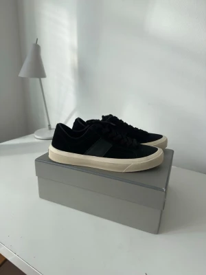 Tom Ford skor änvenda 2 gånger 🖤 - Tom Ford skor med kalvskinn nypris 10 000 kr. Riktigt stilrena och passar till allt mitt pris är 2700 för att jag behöver pengar till en kommande resa mvh Eric 