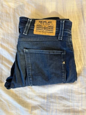Replay blue jeans  - Replay blue jeans i jätte bra skick, det ända de har är ett hål vid jylfen men det syns inte, själv har jag gått runt med de och de går jätte enkelt att sy ihop skriv för mer info elelr bilder  pris kan diskuteras ☺️