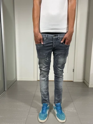 Dondup George Jeans - Säljer dessa Dondup George Jeans. Mått ca 35,5 o 95 cm. Moddelen är 183 o väger 68 kg, skriv för fler bilder/frågor🙌🏼