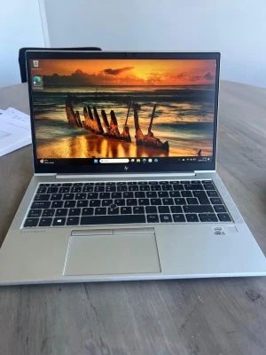 HP EliteBook silver laptop - Snygg och stilren HP EliteBook i silver med aluminiumchassi. Tangentbordet är svart med vita tecken och stor touchpad. Skärmen har tunna ramar och datorn har Intel Core i5. Perfekt för studier eller jobb, lätt att ta med sig. Behöver inte använda den och endast envänd en gång.