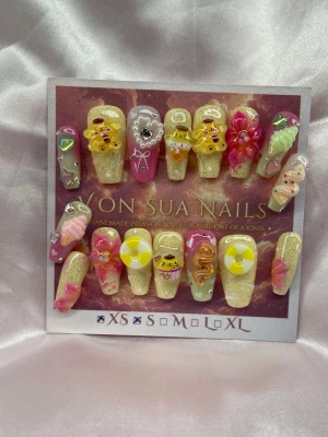 PurinPop (XS-S);Medium Coffin - Set med handgjorda press-on naglar i olika färger och färgglada 3D dekorationer som glassar, blommor och söta figurer. Mix av rosa, gult, vitt och grönt. Naglarna har en medium lång kistformad design och är handgjorda med detaljerade motiv för en unik look.M: 16 mm, 12 mm, 12,5 mm, 11,5 mm, 10 mm