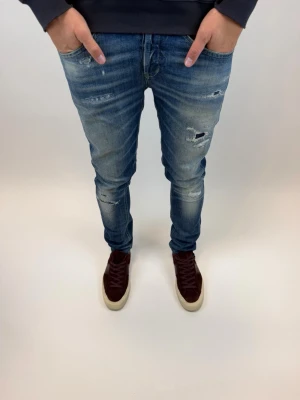 Dondup Jeans George - Dondup Jeans George!  Storlek 29, Ny pris 4000 kr Original slitningar från fabrik 